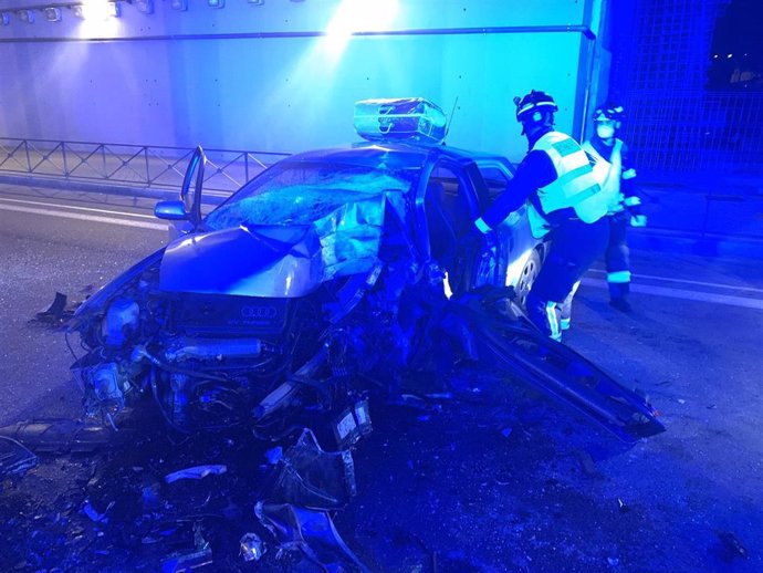 Dos heridos tras chocar con su coche contra una pilar de un puente de Arganzuela