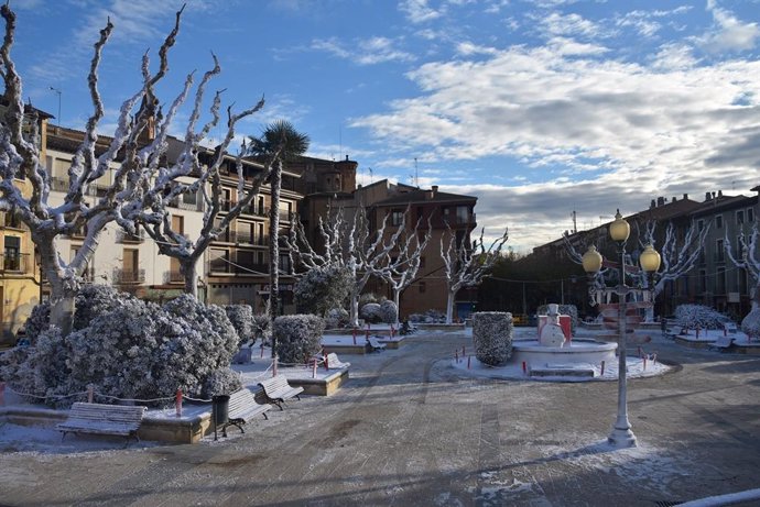 Barbastro estrena decoración navideña y transforma la plaza Aragón en un parque nevado.