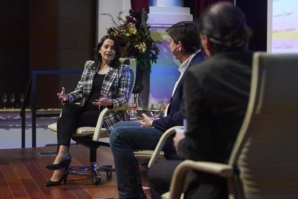 La presidenta de Ciudadanos, Inés Arrimadas, durante los desayunos informativos de Europa Press Andalucia en la Fundación Cajasol, a 4 de diciembre de 2021 en Sevilla (Andalucía, España)