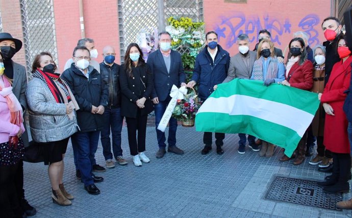 El secretario general del PSOE de Andalucía, Juan Espadas realiza una ofrenda floral junto al secretario general del PSOE malagueño, Daniel Pérez, en recuerdo de Manuel José García Caparrós.