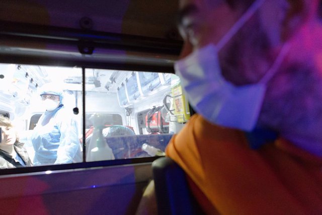 Un trabajador sanitario en una ambulancia en Francia