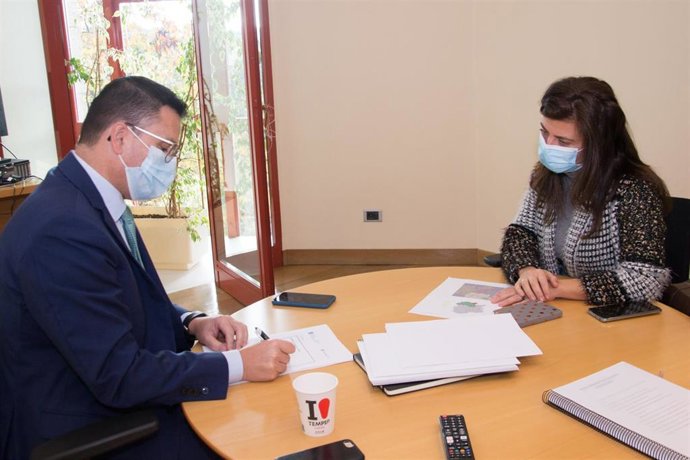 Firma del acuerdo para que Lobios cuente con dos 'aldeas modelo'.