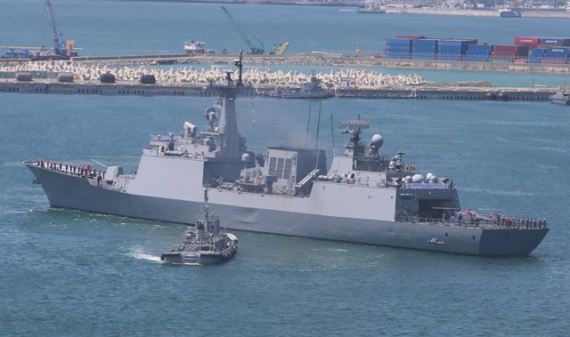 Archivo - 11 May 2020, South Korea, Busan: Naval contingent departs for Gulf of Aden The Dae Jo Yeong, a 4,400-ton South Korean destroyer, departs a naval base in Busan for the Gulf of Aden, carrying a 300-strong contingent of the Cheonghae Unit. The cont