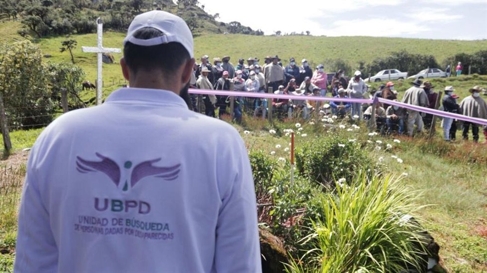Miembro de la Unidad de Búsqueda de Personas Desaparecidas de Colombia (UBPD) durante trabajos en el departamento de Santander