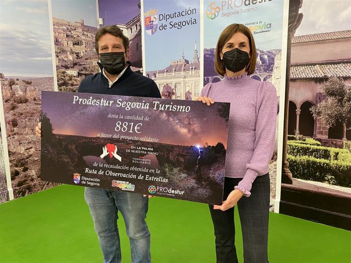 La diputada de Turismo, Magdalena Rodríguez, entrega lo recaudado al empresario Jorge Miguel Peña, uno de los responsables del proyecto 'En La Palma de nuestra mano'.