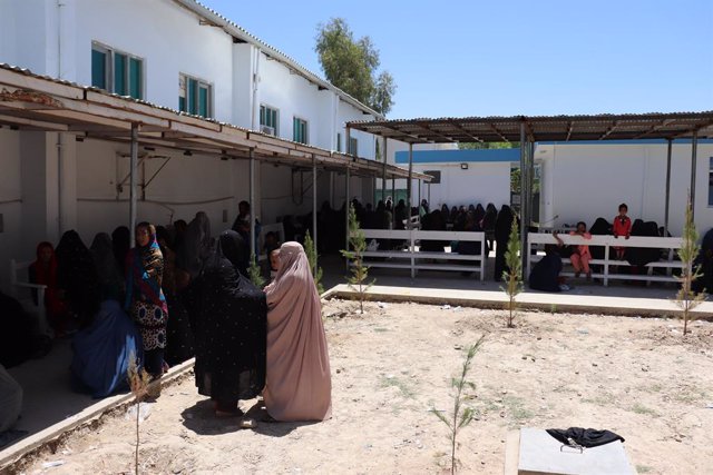 Archivo - Arxivo - Dones afganeses esperant al fet que els atenguin a l'hospital provincial de Boost, recolzat per MSF i situat en la província d'Helmand, en el sud de l'Afganistan
