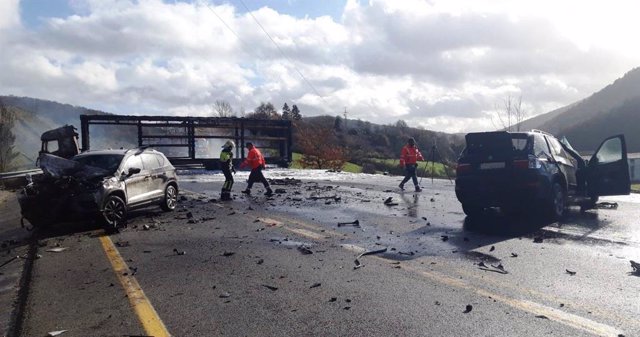 Accidente de tráfico entre un camión y dos turismos en la N-121-A, en Olagüe