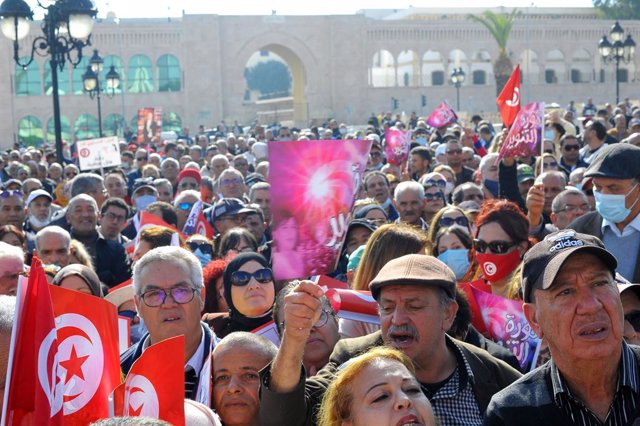 20 November 2021, Tunisia, La Kasba: People take part in a protest organized by the Tunisian Free Destourian Party against Tunisian President Kais Saied, who suspended parliament and assumed executive authority in July 2021. Photo: Chokri Mahjoub/ZUMA Pre