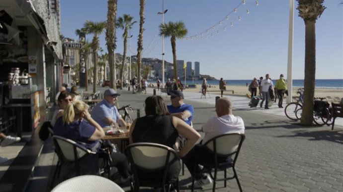 El pasaporte Covid y la variante Ómicron frenan las previsiones turísticas en Benidorm para el puente de diciembre