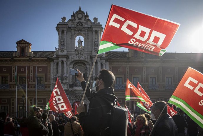 Archivo - CCOO Bandera (archivo)