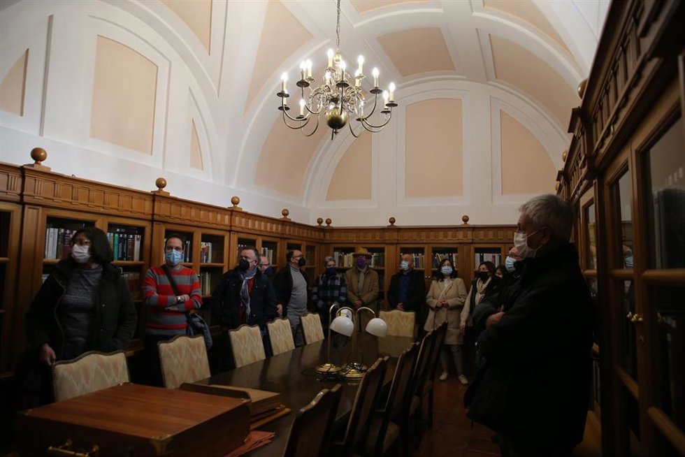 Varias personas realizan una visita a la sede de las Cortes de Castilla-La Mancha.