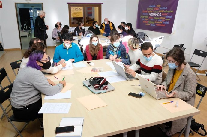 Los inscritos se dividen en mesas trabajando los documentos.