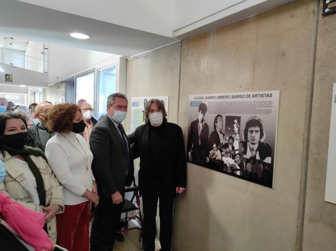 El Ayuntamiento de Sevilla impulsa la exposición 50 años de Parque Alcosa con documentación del origen de la barriada.