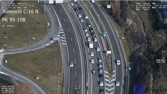 Imatge aèria d'una carretera catalana pel punte de desembre