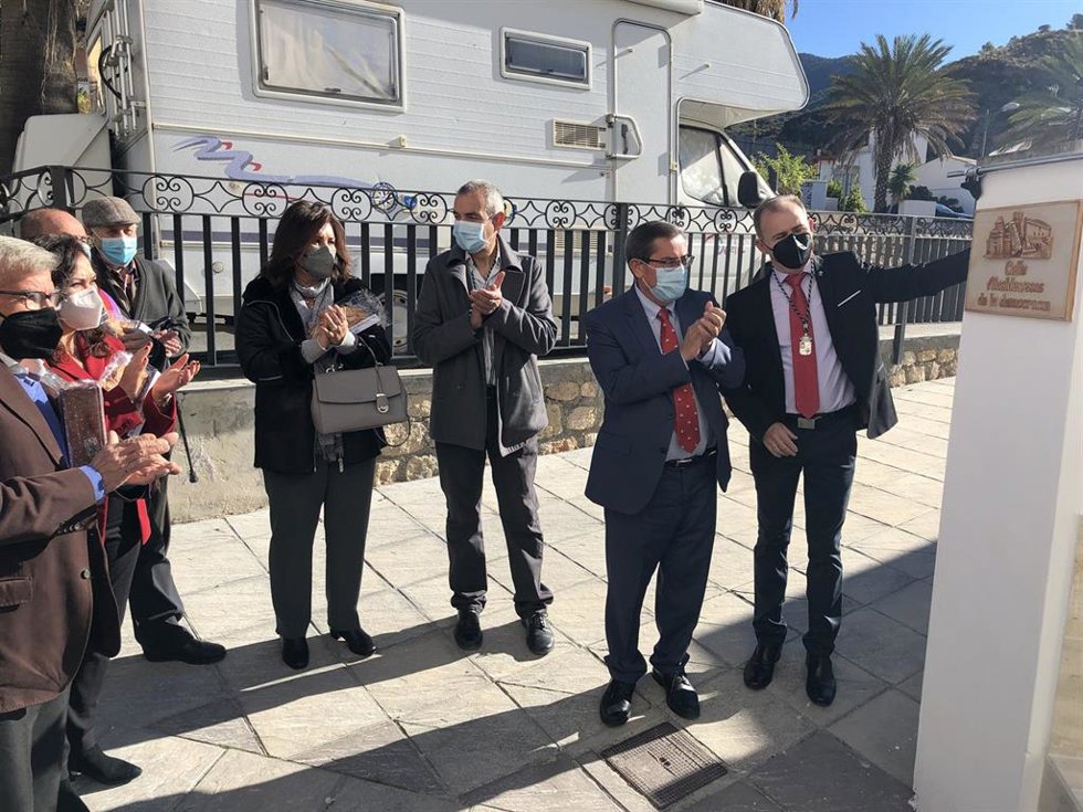 Vélez de Benaudalla dedica una calle a los alcaldes de la democracia.