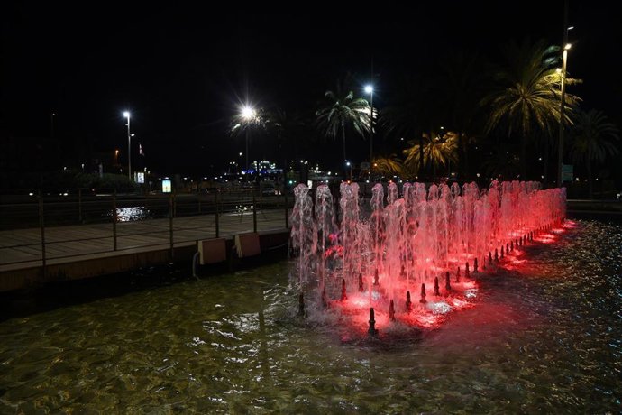 Archivo - Plaza teñida de rojo.