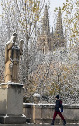 Un hombre camina junto a una estatua, a 28 de noviembre de 2021, en Burgos, Castilla y León (España). 