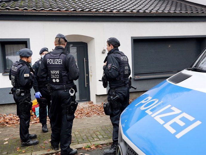 17 November 2021, North Rhine-Westphalia, Duisburg: Police forces investigate an object during a raid. German investigators and security forces in the western state of North Rhine Westphalia searched 47 properties in several cities in a series of raids 