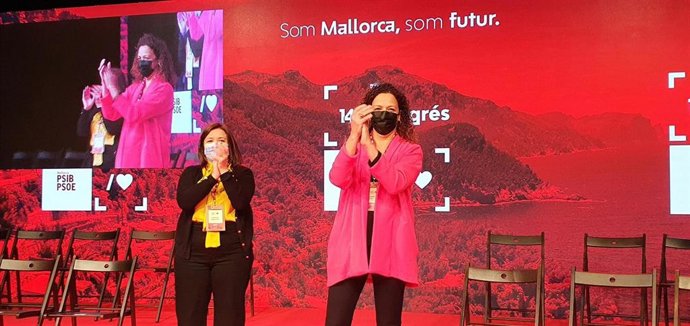 La nueva secretaria general de la Federación Socialista de Mallorca, Catalina Cladera, junto a su predecesora, Mercedes Garrido.