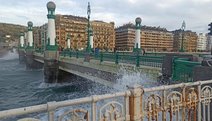 Archivo - Olas en San Sebastián