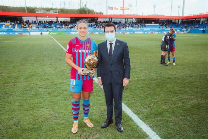 El president de la Generalitat, Pere Aragons, i la capitana del FC Barcelona, Alexia Putellas