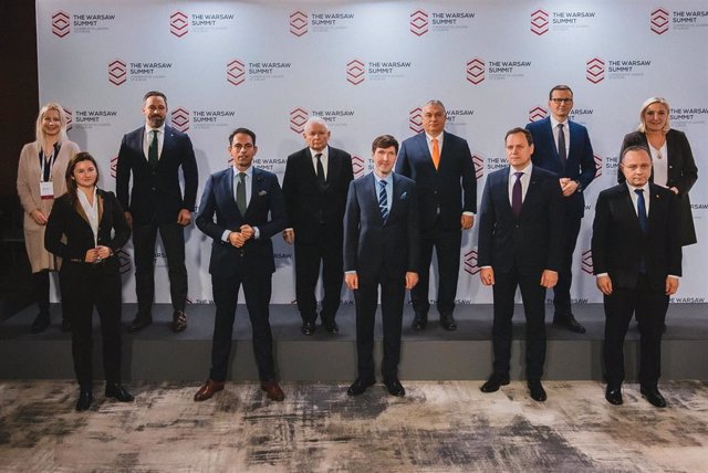 El presidente de Vox, Santiago Abascal, asiste a la cumbre en Varsovia junto a los primeros ministros de Polonia y Hungría y otros dirigentes