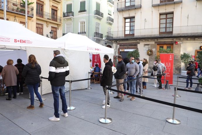 Punto de vacunación móvil instalado frente al Palau de la Generalitat