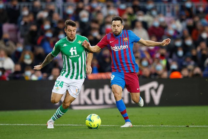 Aitor Ruibal y Jordi Alba pelean por un balón en el Barcelona-Betis del Camp Nou