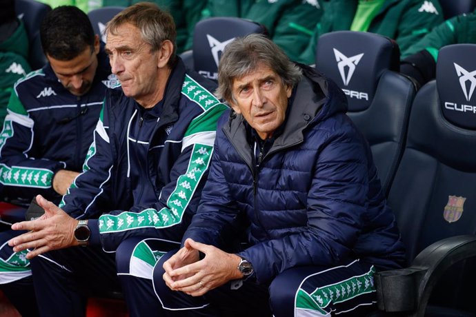 Manuel Pellegrini coach of Real Betis Balompie looks on during the La Liga match between FC Barcelona and Betis at Camp Nou Stadium on December 04, 2021 in Barcelona.
