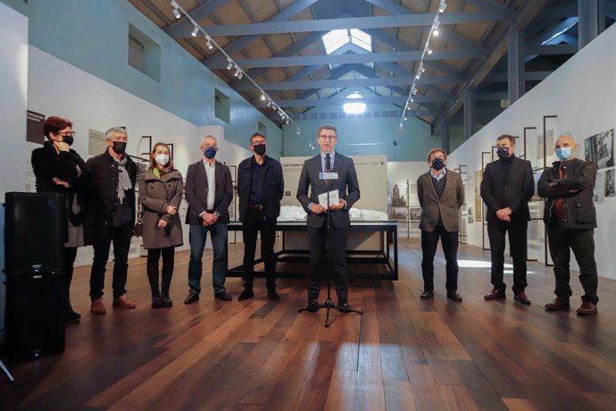 El alcalde de Madrid y portavoz nacional del PP, José Luis Martínez-Almeida (3d), y el presidente de la Xunta de Galicia, Alberto Núñez Feijóo (centro), durante una visita a la exposición 'Antonio Palacios. Soños de modernidade, compromiso con Galicia'.