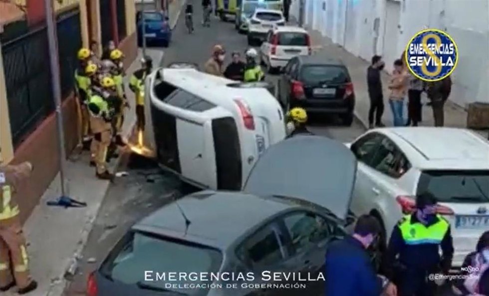 Investigado un siniestro en la capital donde turismo ha volcado tras una colisión con otro