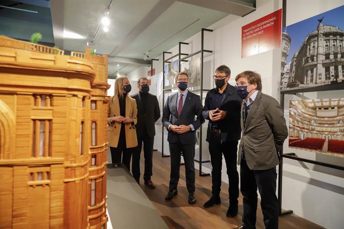El alcalde de Madrid y portavoz nacional del PP, José Luis Martínez-Almeida (1d), y el presidente de la Xunta de Galicia, Alberto Núñez Feijóo (3d), durante una visita a la exposición 'Antonio Palacios. 