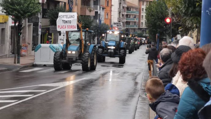 Una tractorada vuelve a protestar en el Pirineo en contra de un macroproyecto de placas solares y una línea de alta tensión.