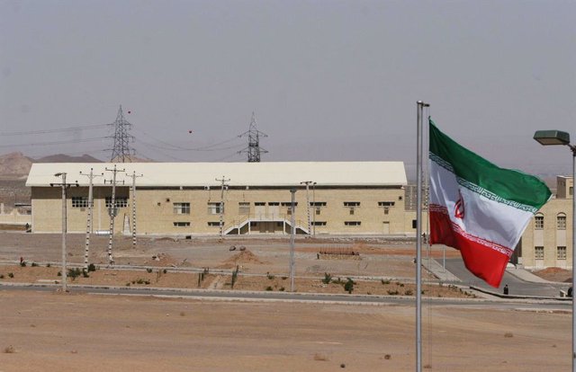 Bandera iraní junto a la central nuclear de Natanz, en Irán