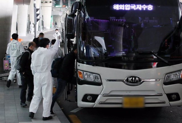 Autobús para viajeros en el Aeropuerto Internacional de Inchon, Corea del Sur