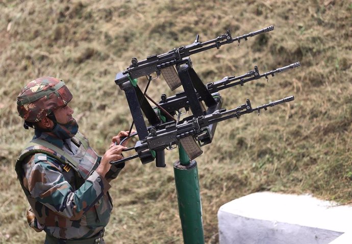 Archivo - Un militar indio vigila la Línea de Control en Cachemira