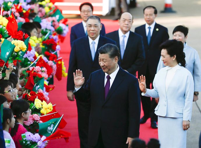 Archivo - 18 December 2019, China, Macao: Chinese President Xi Jinping (L) and his spouse Peng Liyuan arrive in Macao to celebrate the 20th anniversary of the transfer of sovereignty over Macau from Portugal to China. Photo: -/TPG via ZUMA Press/dpa