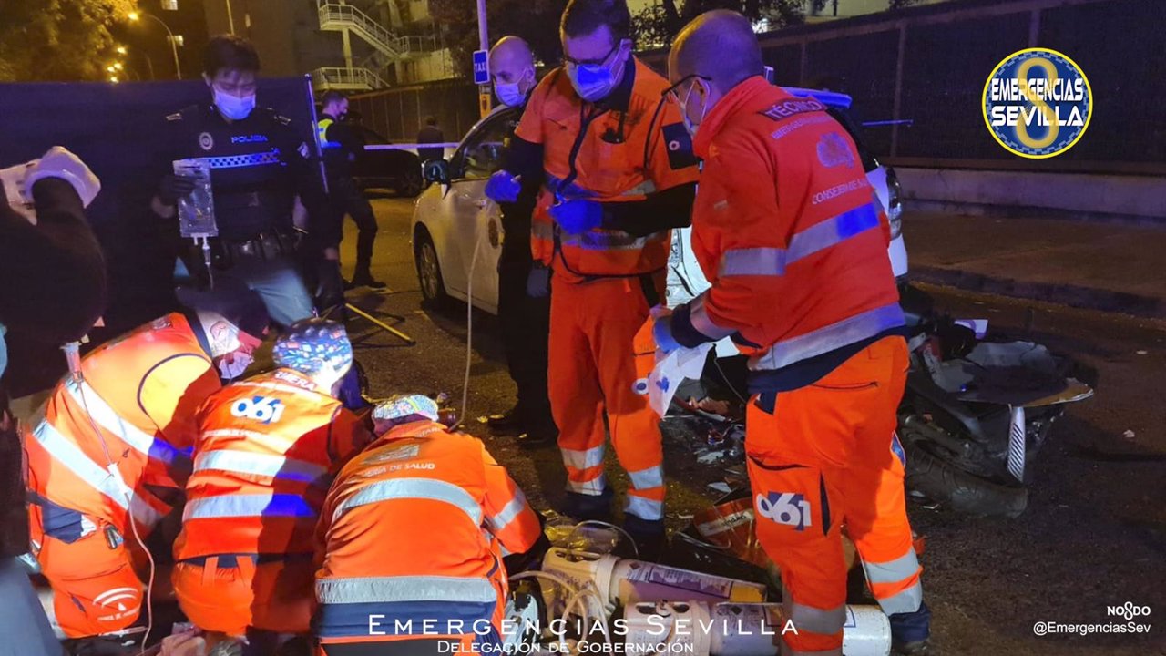 Fallecido un motorista de 40 años tras chocar con un taxi detenido en la calle Doctor Pedro de Castro de Sevilla