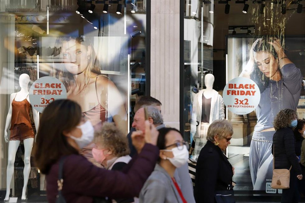 Comerciantes anuncian en sus escaparates los descuentos por comprar en la semana del Black Friday a 23 de noviembre del 2021. Málaga (Andalucía). Aunque el día oficial del Black Friday sea el próximo viernes 26 de noviembre, las ofertas empiezan días a