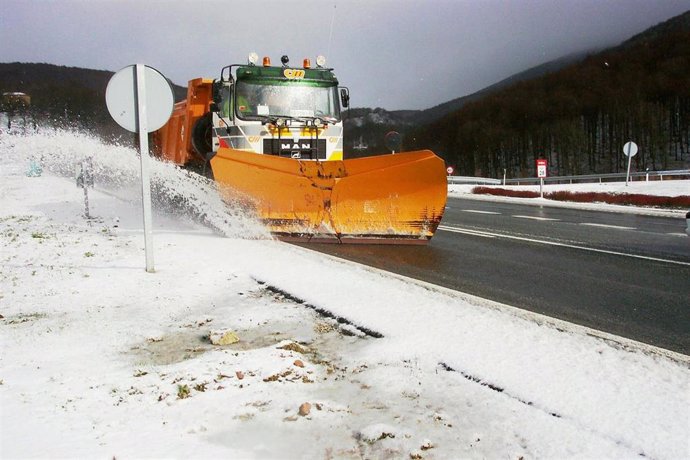 El Gobierno de Navarra reitera el llamamiento a la prudencia de los conductores al persistir el temporal de nieve