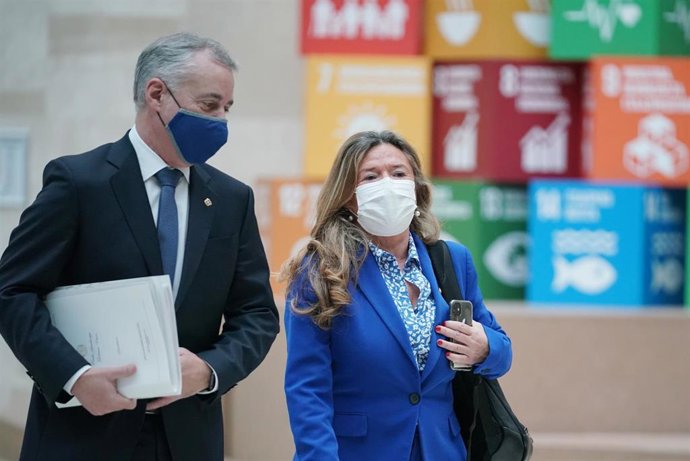 El Lehendakari, Iñigo Urkullu, y la consejera de Salud, Gotzone Sagardui, antes de la reunión del LABI en Vitoria