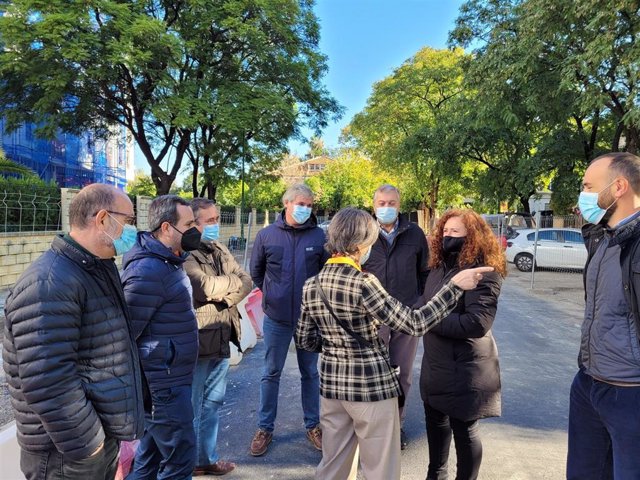 El Ayuntamiento de Sevilla ejecuta nuevas mejoras en itinerarios peatonales, arbolado y accesibilidad en Heliópolis.