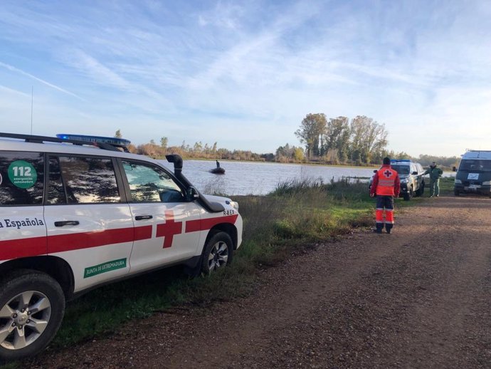 Personal de Cruz Roja Extremadura peina la zona del río Guadiana en Badajoz en la búsqueda del joven desaparecido Pablo Sierra.