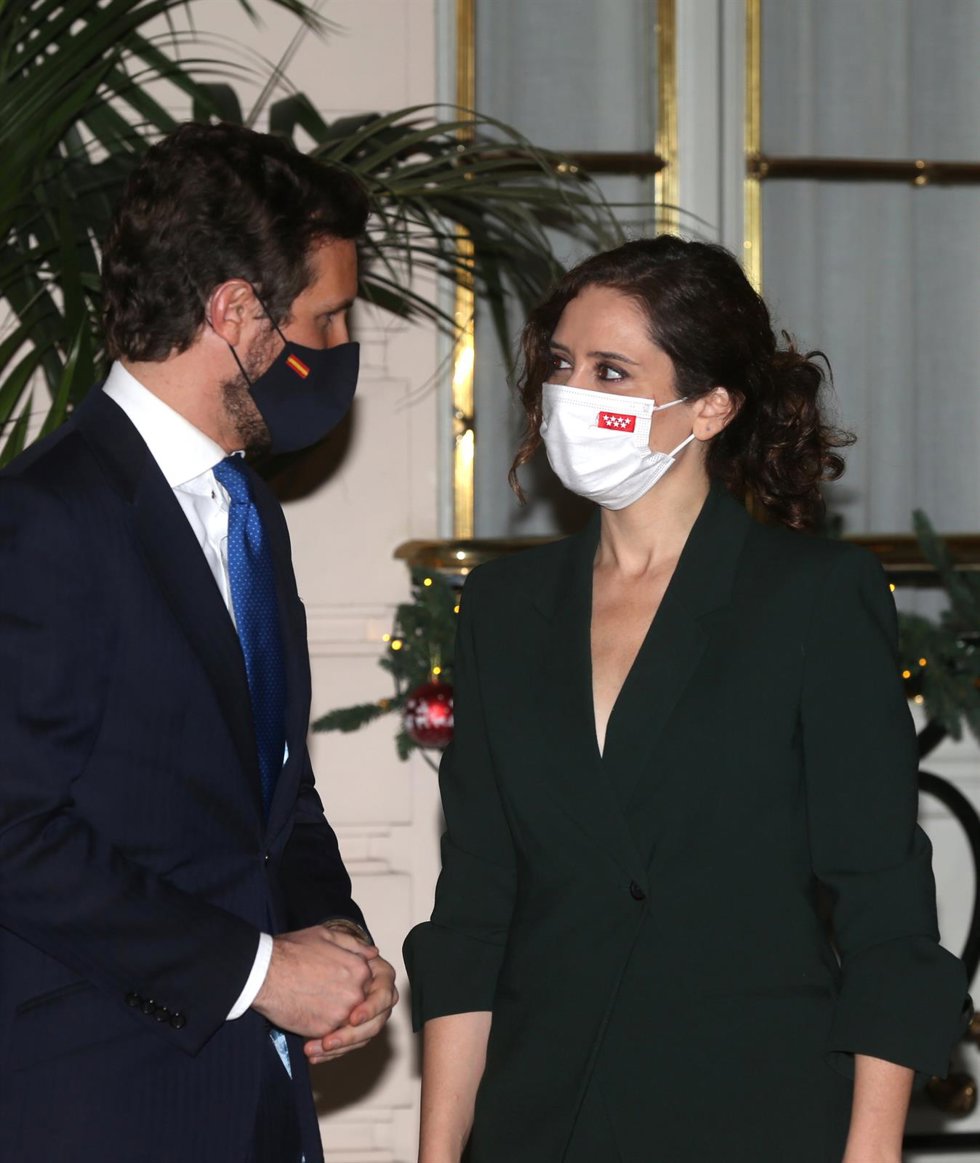 El líder del PP, Pablo Casado, y la presidenta de la Comunidad de Madrid, Isabel Díaz Ayuso, conversan en la presentación del libro 'Política para adultos del expresidente Mariano Rajoy, en el Real Casino de Madrid, a 1 de diciembre de 2021