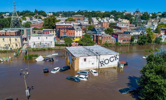 Archivo - 02 September 2021, US, Philadelphia: A general view of the flooded main street of the vibrant commercial district, after the Schuylkill River crested above its banks as Ida's remnants caused major flooding and spawned several tornadoes in Pennsy