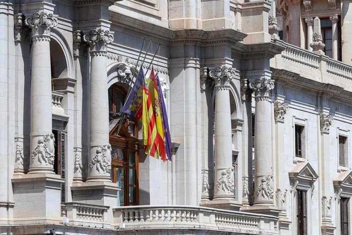 Archivo - Banderas a media asta en la fachada del Ayuntamiento de Valncia, en una imagen de archivo