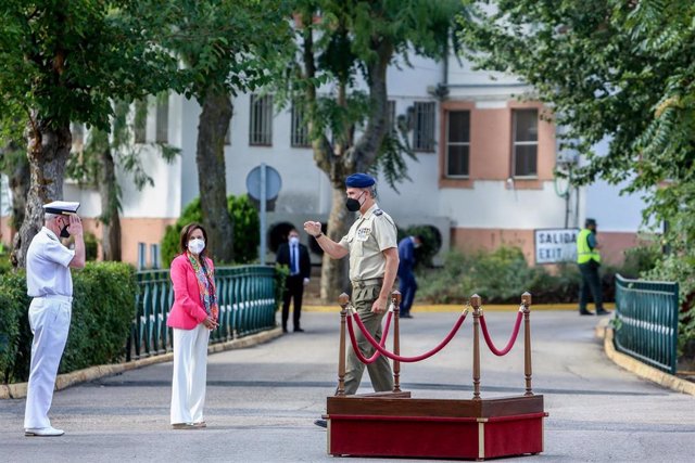 Archivo - El Rey Felipe VI, saluda a la ministra de Defensa, Margarita Robles, a su llegada al mando de operaciones (MOPS), en la base de Retamares de Pozuelo de Alarcón, a 9 de septiembre de 2021, en Madrid (España)