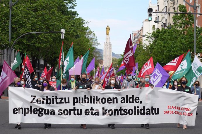 Archivo - Sindicatos de la Administración Pública se manifiestan por Bilbao durante una jornada de huelga