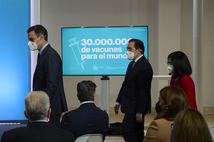 (I-D) El presidente del Gobierno, Pedro Sánchez; el ministro de Asuntos Exteriores, Unión Europea y Cooperación, José Manuel Albares y la ministra de Sanidad, Carolina Darias, a su llegada al acto 'Vacunación solidaria: cumpliendo compromisos', en La Mo