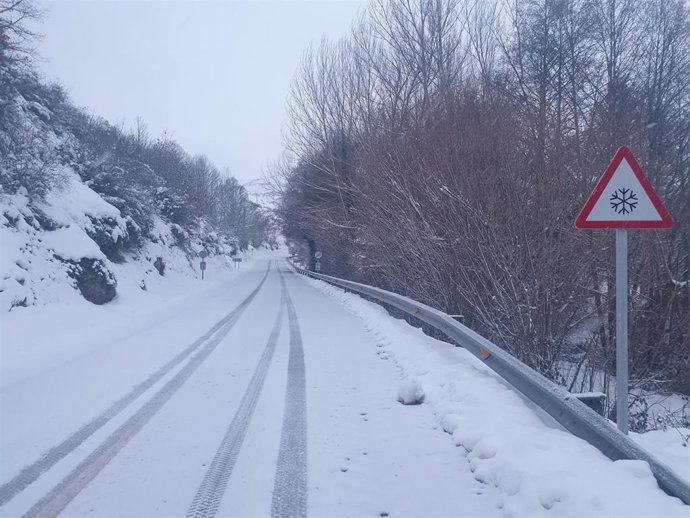 Archivo - Carretera con nieve.